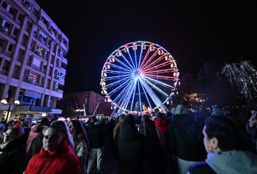 Au fost aprinse luminile de sărbători în Ploieşti şi s-a deschis Târgul de Crăciun – Foto