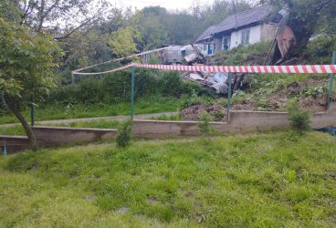 Alunecare de teren la Chiojdeanca. Prefectul Drăgănescu: Un deal a luat-o la vale!