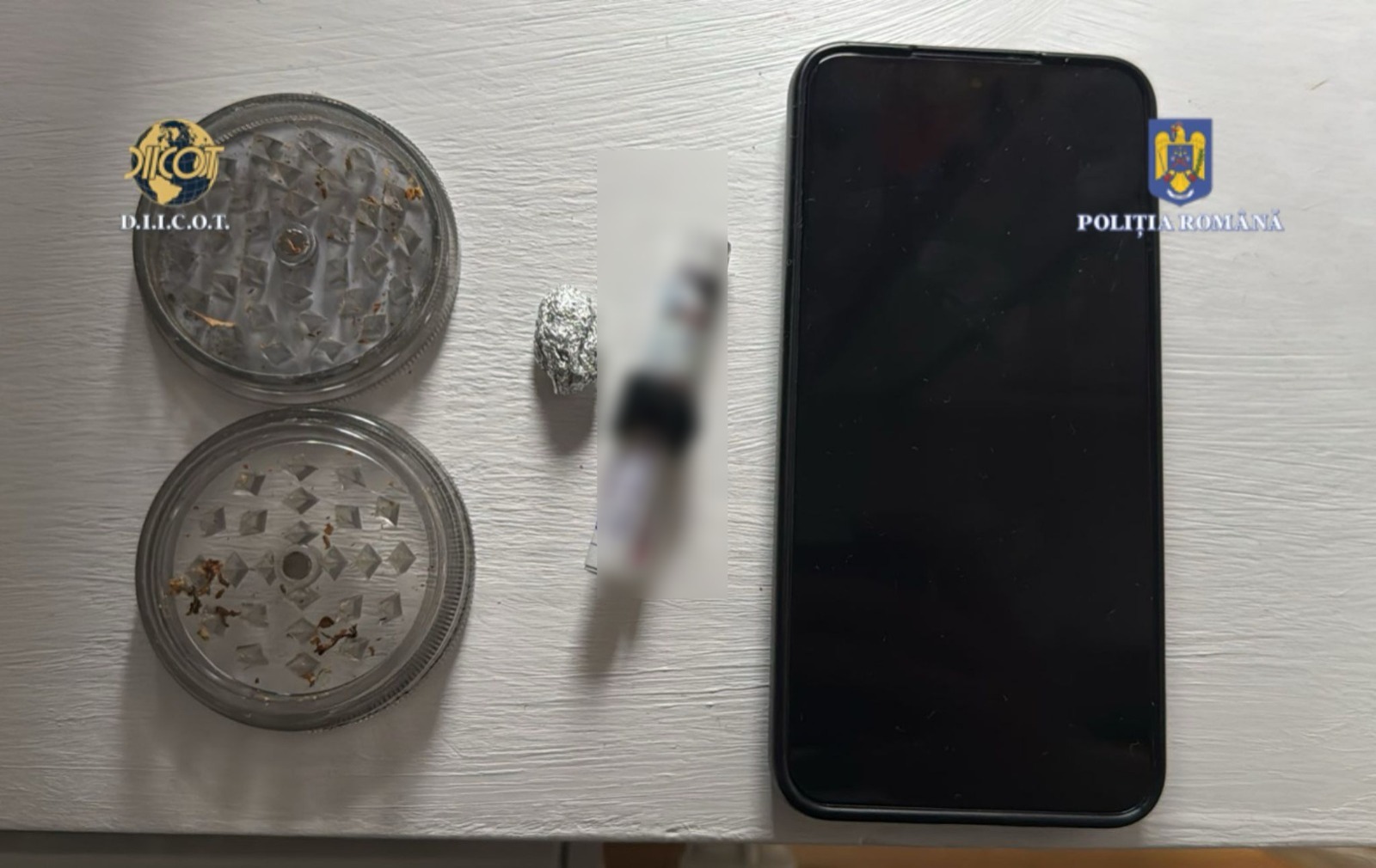 Percheziţii în Plopeni, la doi tineri de 17 şi 19 ani, într-un dosar de trafic de droguri Percheziţii în Plopeni, la doi tineri de 17 şi 19 ani, într-un dosar de trafic de droguri