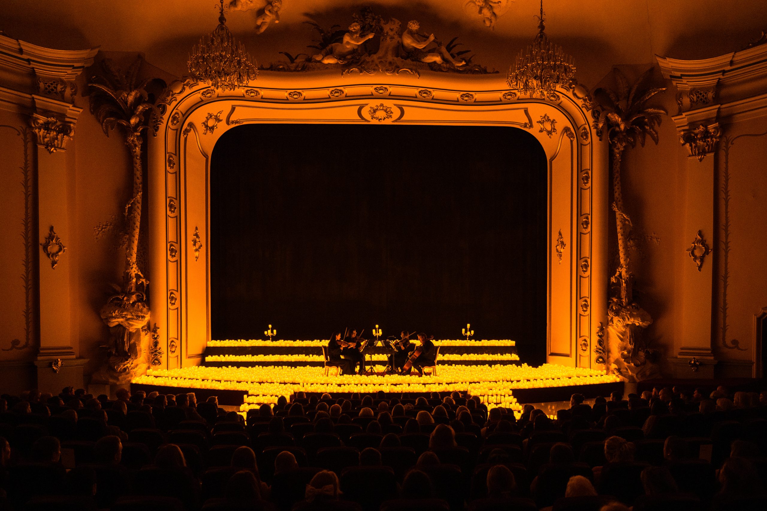 Experiența muzicală la lumina lumânărilor Candlelight ajunge la Ploiești