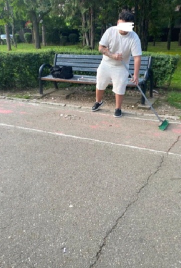 Mâncător de seminţe din Ploieşti, pus să măture cojile de pe jos Mâncător de seminţe din Ploieşti, pus să măture cojile de pe jos