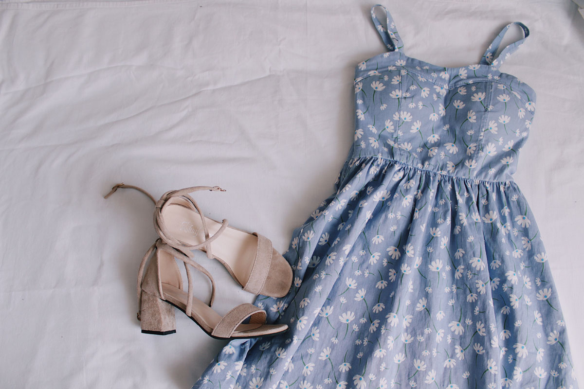 Cum să asortezi sandalele cu diferite stiluri de rochii de vară