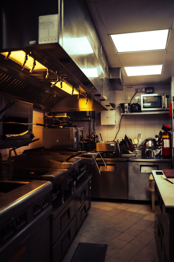 Optimizează-ți costurile într-o bucătărie profesională prin investiții în malaxorul de aluat și mașina de spălat vase