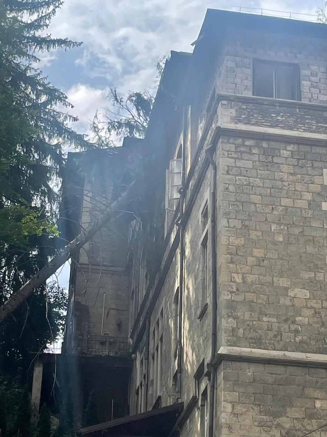 Lucrări în Sinaia la Casa Enescu, la gară şi la alte obiective, după furtuna care a făcut ravagii Lucrări în Sinaia la Casa Enescu, la gară şi la alte obiective, după furtuna care a făcut ravagii