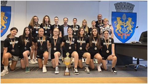 Mihai Polițeanu a  premiat echipa de handbal Junioare 3 de la CSM Ploiești, vicecampioană națională în 2025