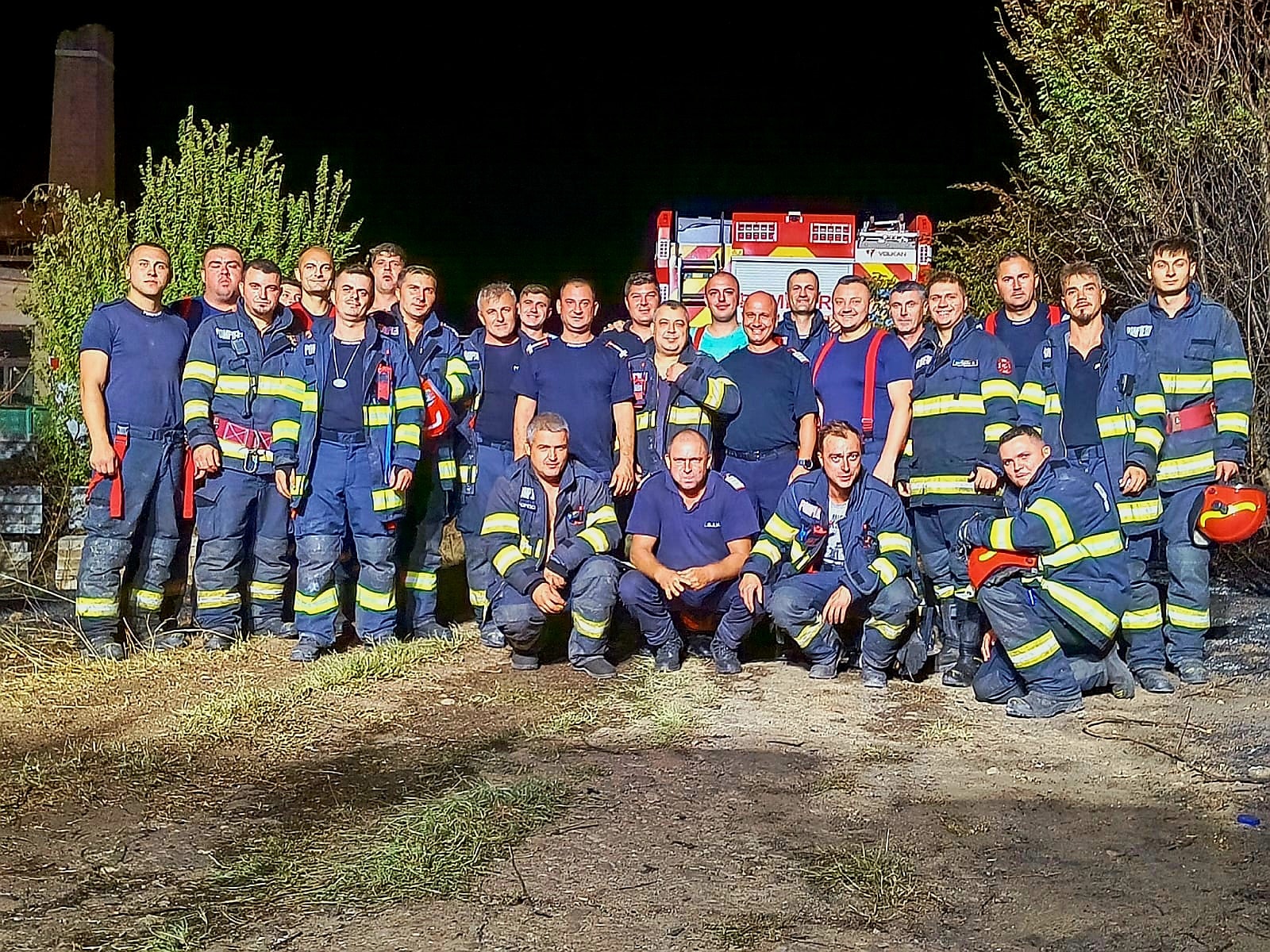 Ei sunt o parte dintre pompierii care s-au luptat cu flăcările la Chiţorani Ei sunt o parte dintre pompierii care s-au luptat cu flăcările la Chiţorani