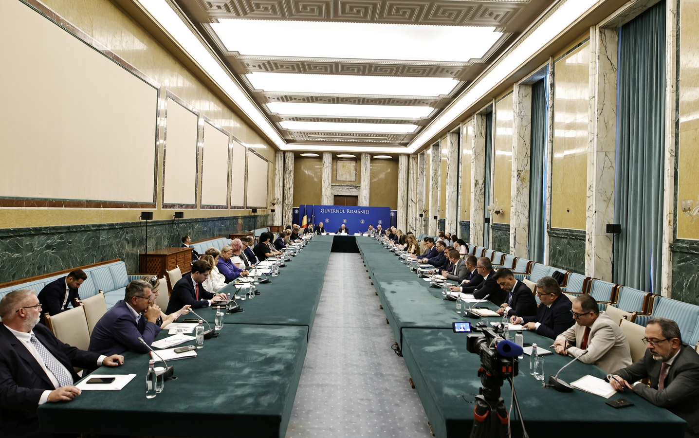 Ilie Bolojan: Reducerea cheltuielilor de funcționare va crește eficiența instituțiilor publice Ilie Bolojan: Reducerea cheltuielilor de funcționare va crește eficiența instituțiilor publice