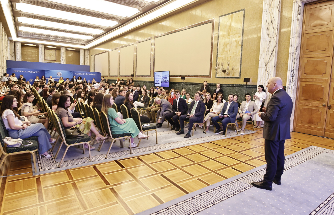 Bolojan: România va depăși greutățile doar cu ajutorul oamenilor responsabili care își fac datoria în serviciul public