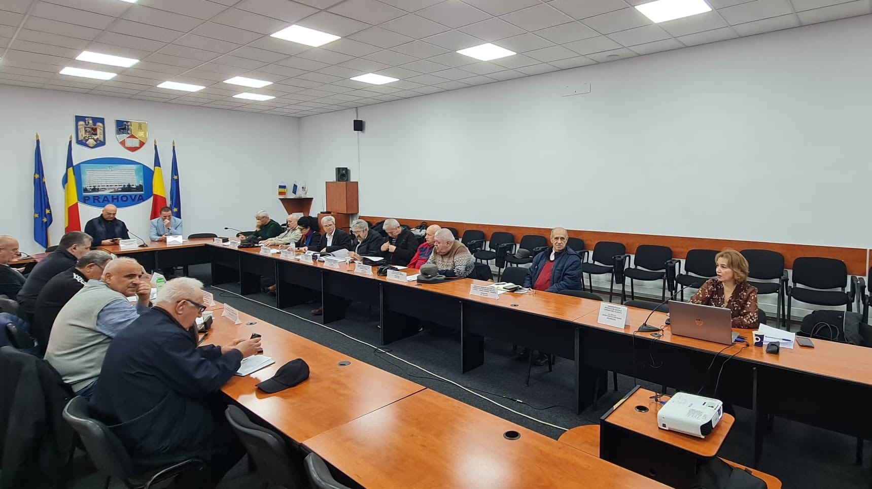 Şedinţă despre acordarea ajutoarelor de încălzire pentru prahoveni, la Prefectură Şedinţă despre acordarea ajutoarelor de încălzire pentru prahoveni, la Prefectură