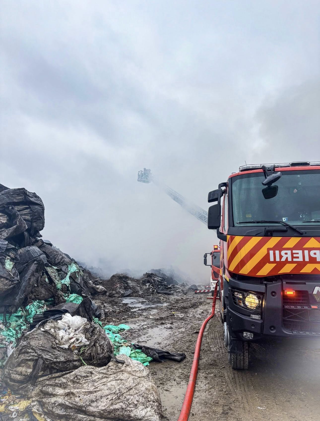 Continuă intervenţia la incendiul din Ariceștii Rahtivani Continuă intervenţia la incendiul din Ariceștii Rahtivani