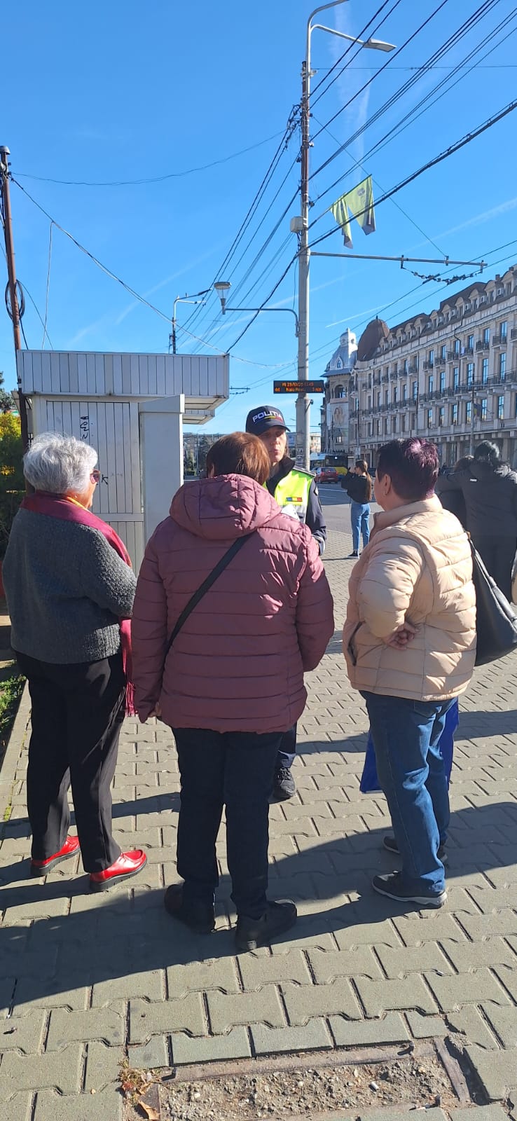 Polițiștii prahoveni, în mijlocul cetățenilor – acțiune pentru prevenirea fraudelor informatice Polițiștii prahoveni, în mijlocul cetățenilor – acțiune pentru prevenirea fraudelor informatice