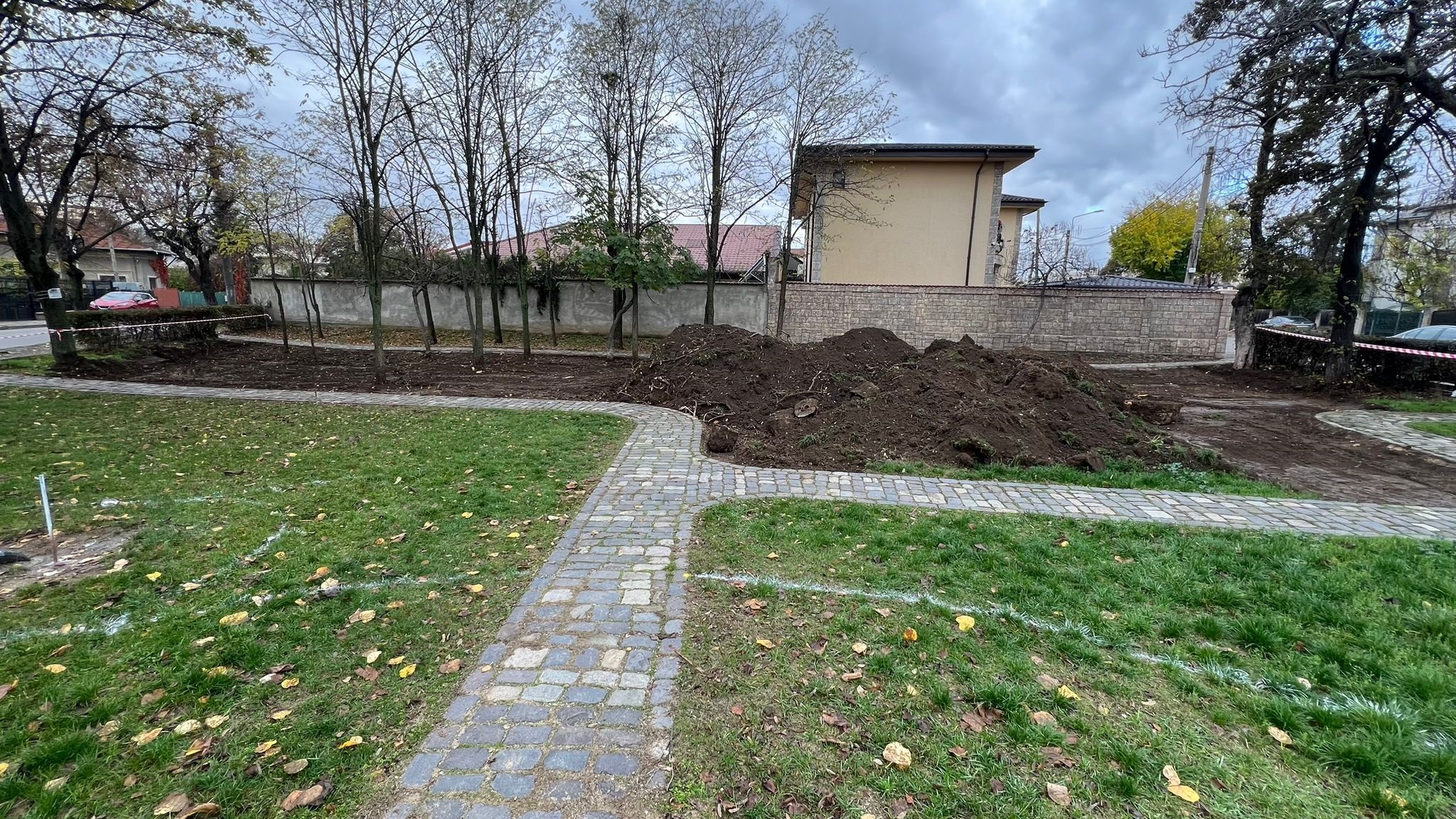 Lucrări de reamenajare a locului de joacă la intersecția străzilor Tudor Vladimirescu și Popa Farcaş