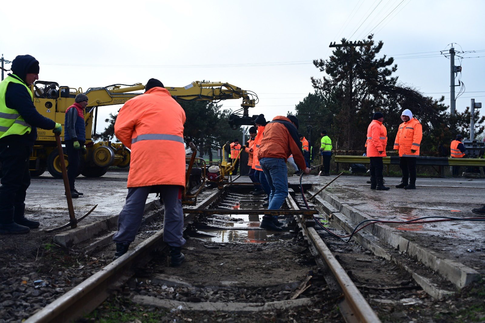 Au început lucrările pe DN1, la trecerea la nivel cu calea ferată