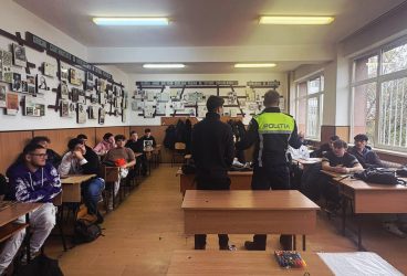 Polițiștii prahoveni intră în clase: Lecții de siguranță pentru sute de elevi