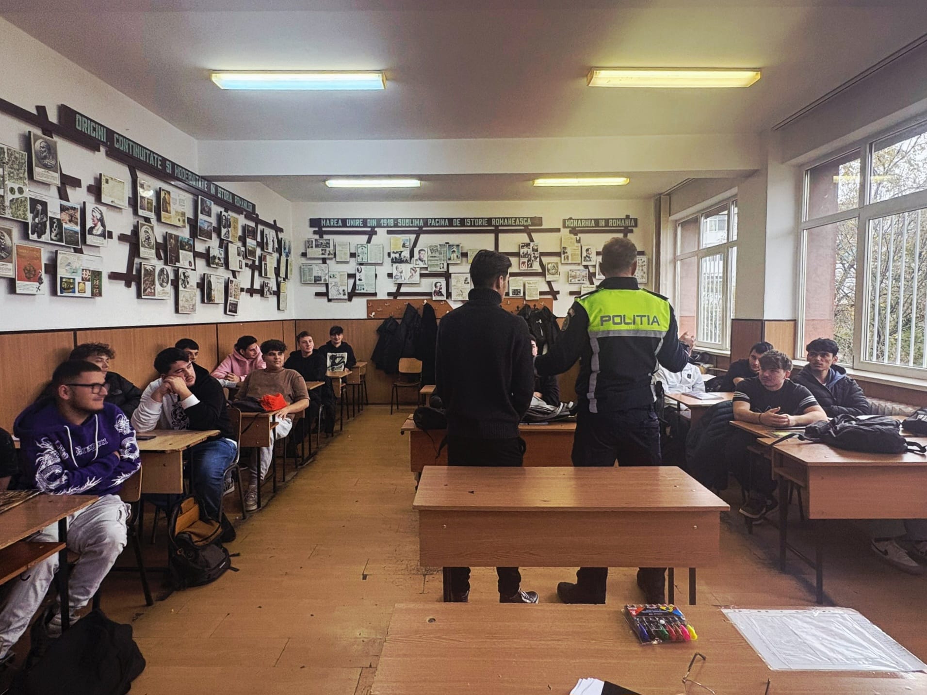 Polițiștii prahoveni intră în clase: Lecții de siguranță pentru sute de elevi