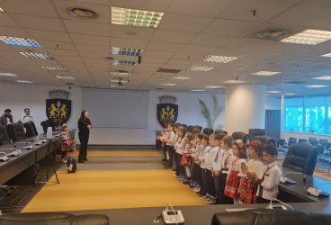 Primele cete de colindători au sosit la Primăria Ploiești