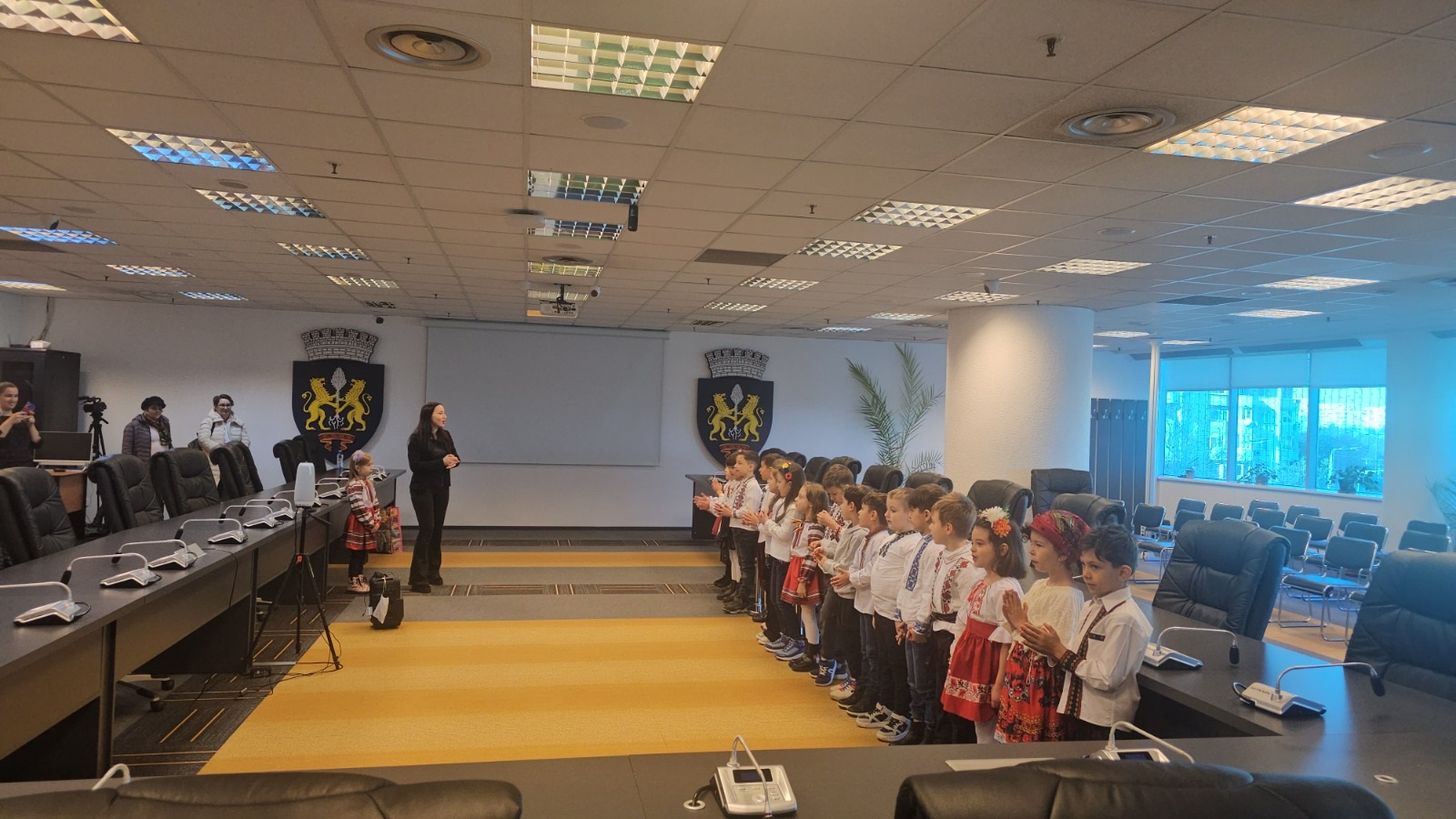 Primele cete de colindători au sosit la Primăria Ploiești Primele cete de colindători au sosit la Primăria Ploiești