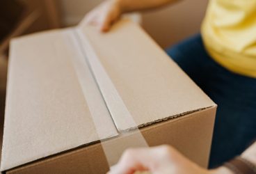 Cum să-ți ajungă coletul la timp de sărbători: recomandările ANCOM pentru o livrare fără stres