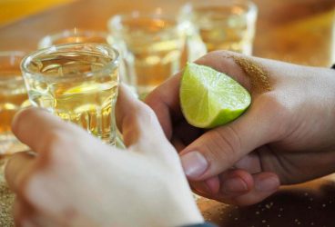 Două tradiții, două lumi: Cum s-au diferențiat în timp spirtoasele devenite simbol cultural