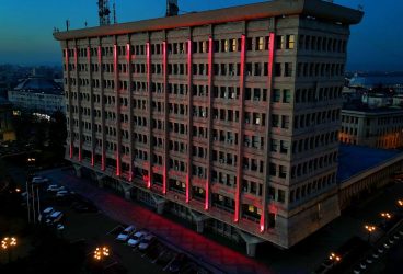 Clădirea Consiliului Județean Prahova și Palatul Culturii din Ploiești, iluminate în roşu. Care este motivul