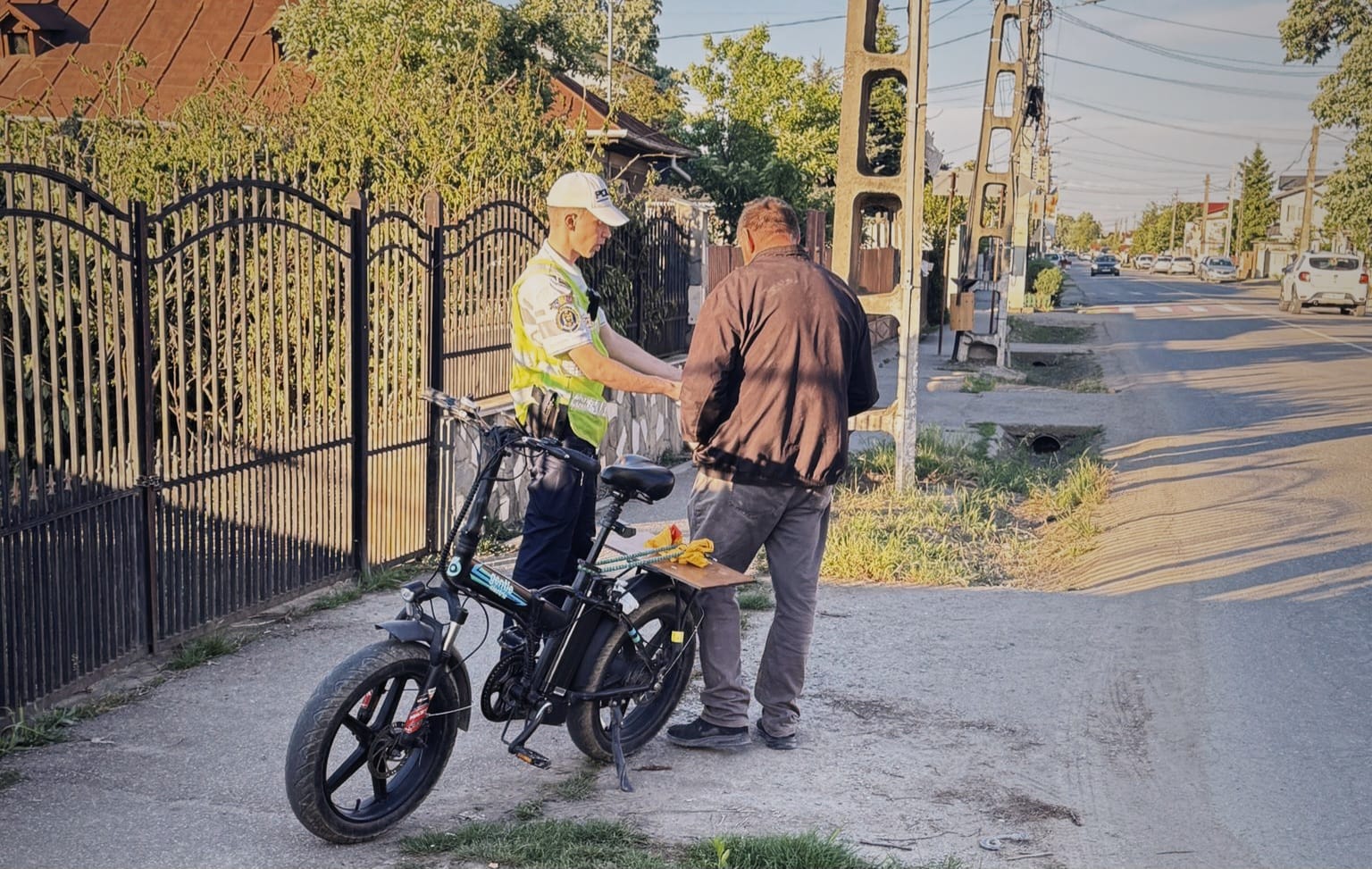 Poliţiştii prahoveni sunt cu ochii pe cei care au biciclete sau trotinete electrice
