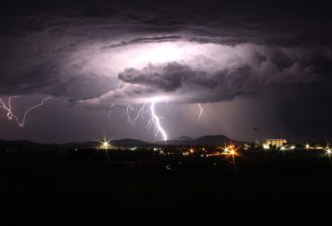 Ce trebuie să faci dacă te surprinde furtuna pe stradă sau la volan