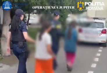 Un tânăr şi 3 minori, reţinuţi după percheziţiile efectuate în Ploieşti – video
