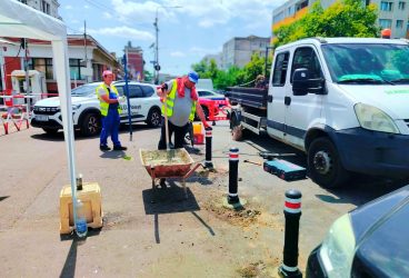 Separatoare de sens și stâlpișori pe strada General Vasile Milea, la Halele Centrale